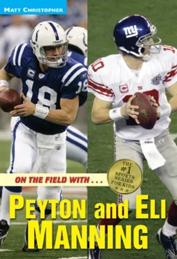 עטיפת הספר On the Field with...Peyton and Eli Manning (Matt Christopher Sports Biographies) מאת Matt Christopher