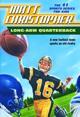 עטיפת הספר Long Arm Quarterback: A New Football Team Sparks an Old Rivalry (Matt Christopher Sports Classics) מאת Matt Christopher