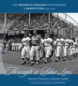 עטיפת הספר Through a Blue Lens: The Brooklyn Dodgers Photographs of Barney Stein, 1937-1957 מאת Dennis D'Agostino