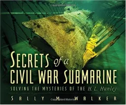 עטיפת הספר Secrets Of A Civil War Submarine: Solving The Mysteries Of The H. L. Hunley מאת Sally M. Walker