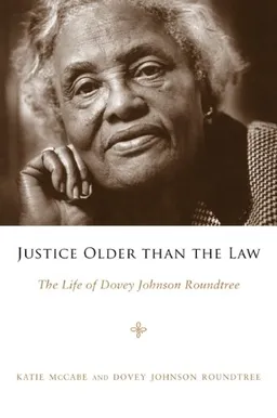עטיפת הספר Justice Older than the Law: The Life of Dovey Johnson Roundtree (Margaret Walker Alexander Series in African American Studies) מאת Katie McCabe
