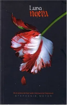 Luna Nueva (New Moon) (Twilight Saga, Book 2) (Paperback) (Spanish Edition)