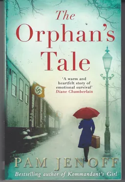 עטיפת הספר The Orphan's Tale מאת Pam Jenoff